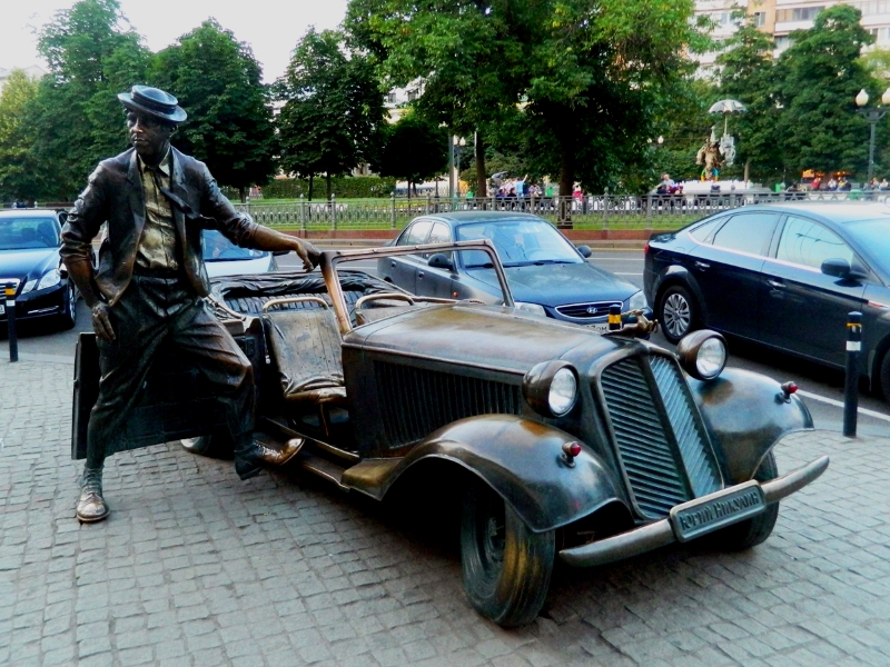 Памятник Юрию Никулину у входа в Московский цирк Никулина на Цветном бульваре