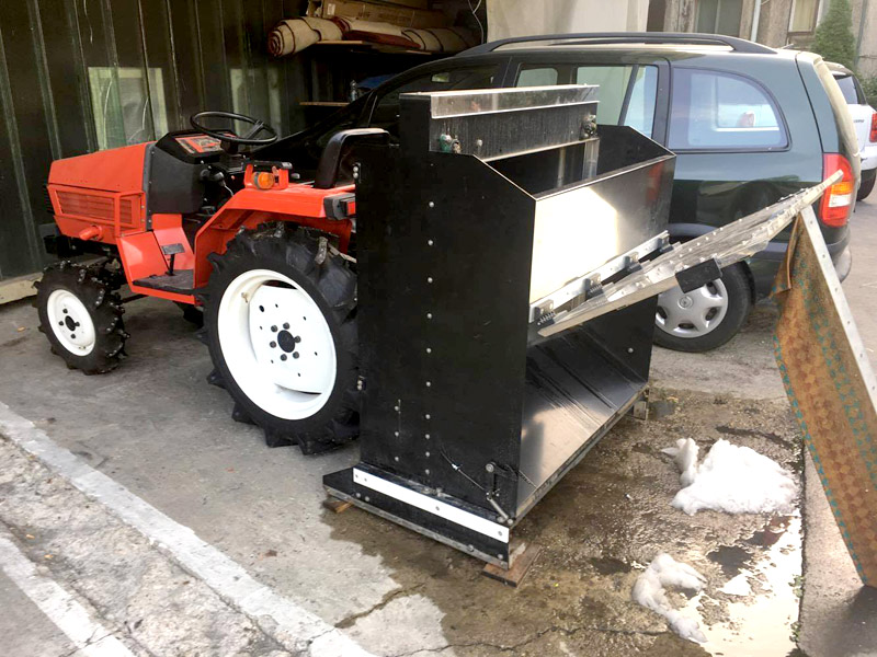 Фото трактора, оборудованного для чистки льда