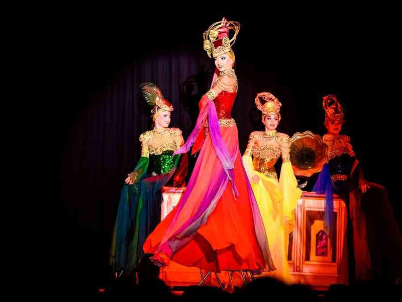 четыре девушки на ходулях на льду на барной стойке - Гранд Отель Московского цирка на льду