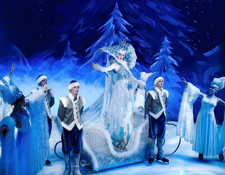 Снежная королева Московского Цирка на Льду на ходулях в карете в окружении свиты