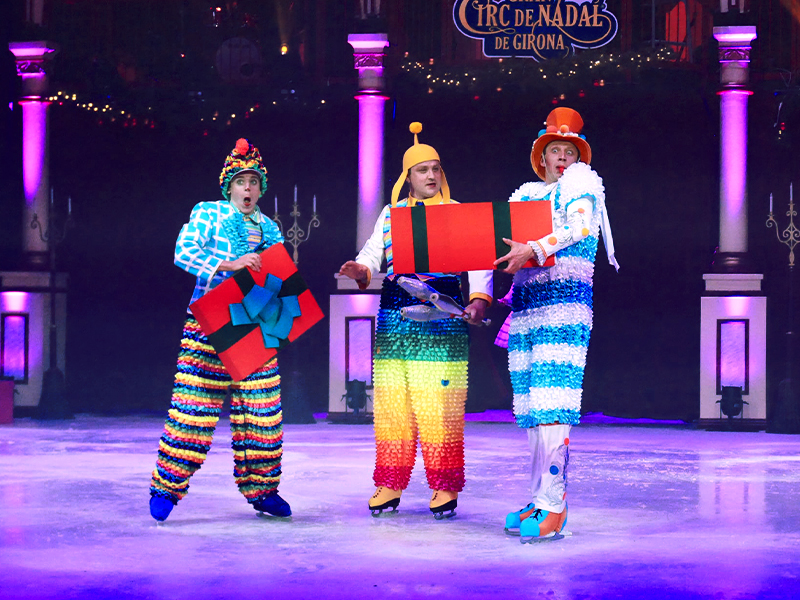 Удивленные клоуны с рождественскими подарками. Щелкунчик Московского цирка на льду